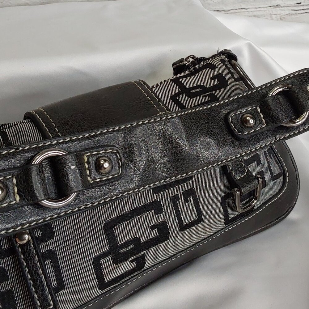 'GUESS' STUDDED MONOGRAM SHOULDER BAG SIGNATURE BIMBO BAGUETTE - Picture 5 of 16